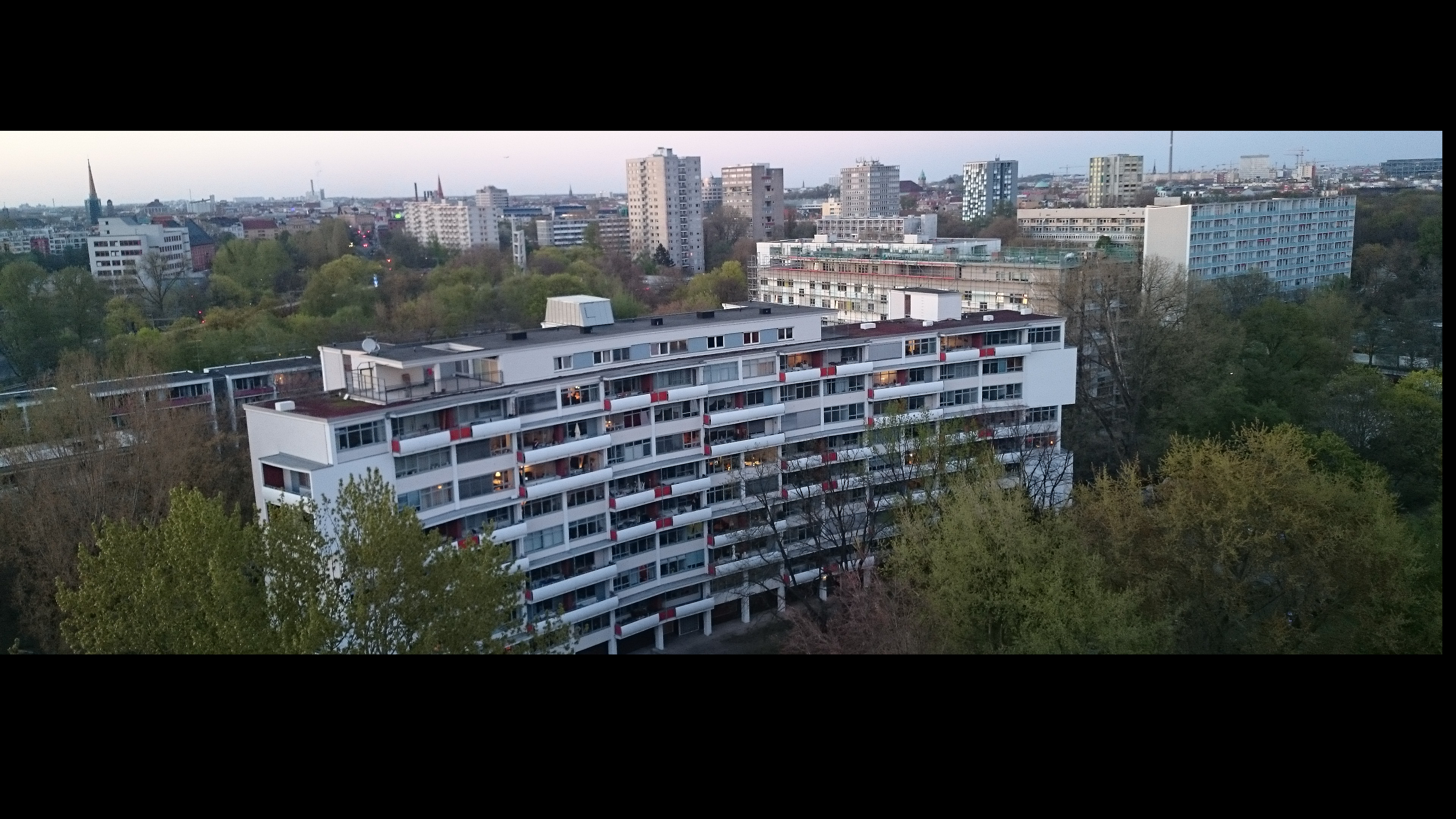 Wohnhaus im Hansaviertel von einem der Hochhäuser aus fotografiert